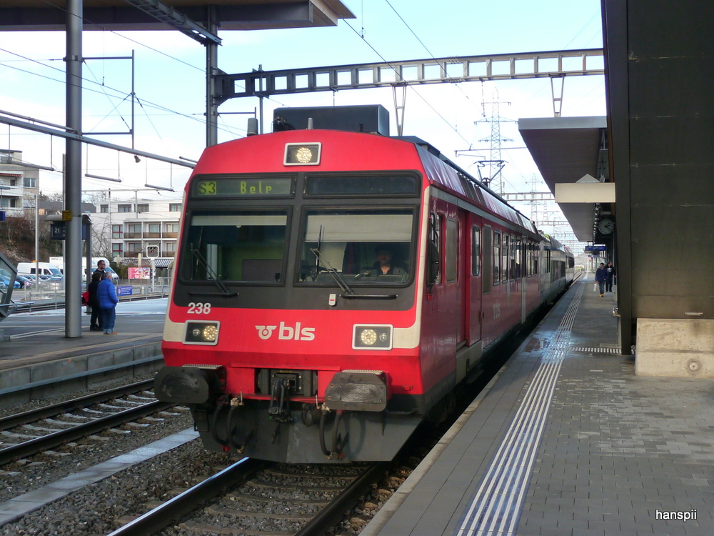 bls - Regio nach Belp mit dem Triebwagen RBDe 4/4 566 238-2 an der Spitze im Bahnhof Zollikofen am 21.12.2012