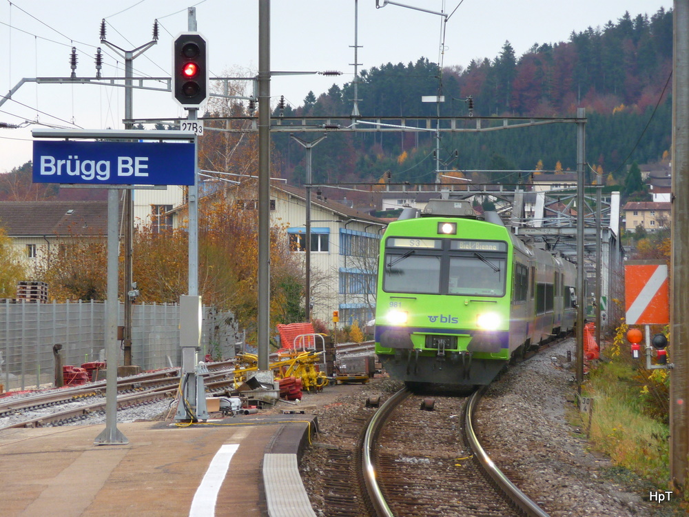 bls - Regio nach Biel mit Vollicht (Vollicht wrde erst eingeschaltet als man den Fotograf erblickte auf dem Perron wohl um ihn etwas zu rgern) bei der einfahrt in den Bahnhof Brgg am 07.11.2010