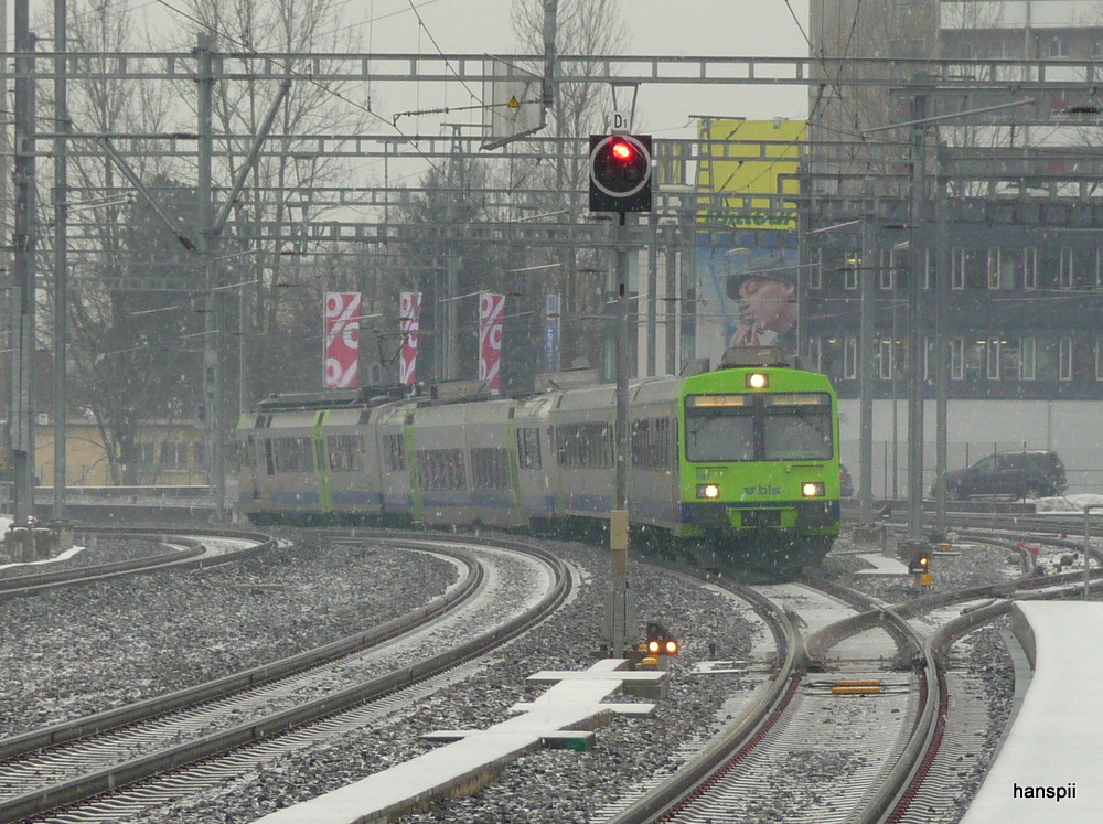 bls - Regio nach Biel mit dem Steuerwagen ABt 50 85 80-35 981-0 an der Spitze bei der einfahrt in den Bahnhof Zolliofen am 20.12.2012