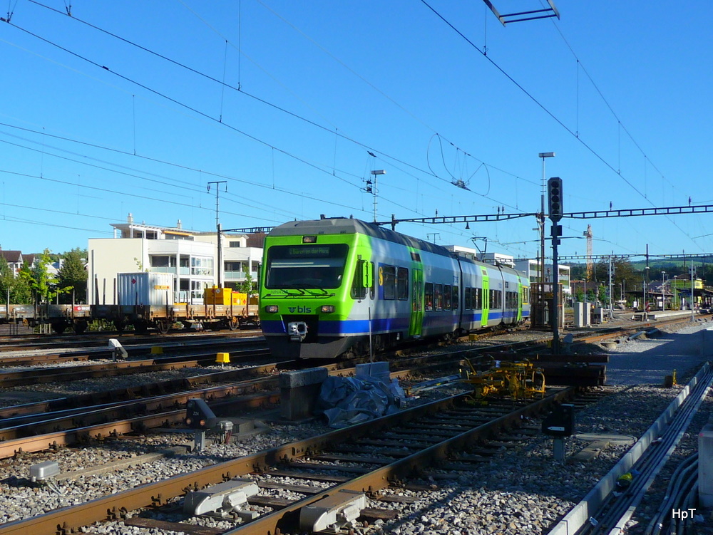 bls - Regio nach Bren an der Aare mit dem Triebwagen RABe 525 035-2 im Bahnhofsareal von Lyss am 09.09.2011