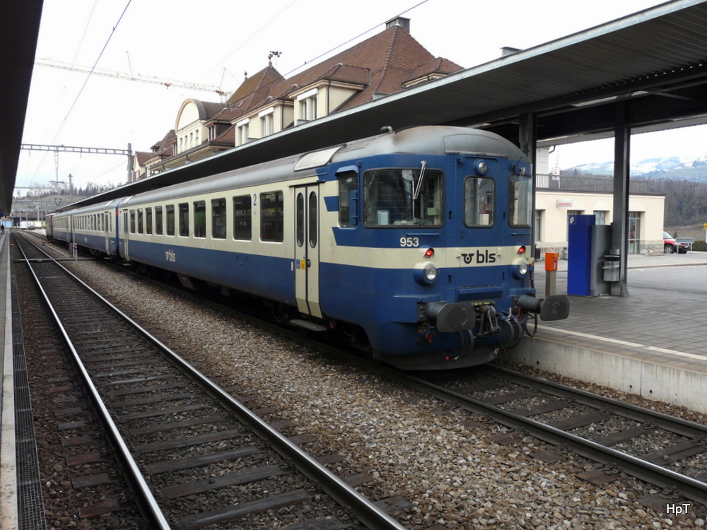 bls - Regio nach Inerlaken Ost im Bahnhof Spiez am 25.02.2011
