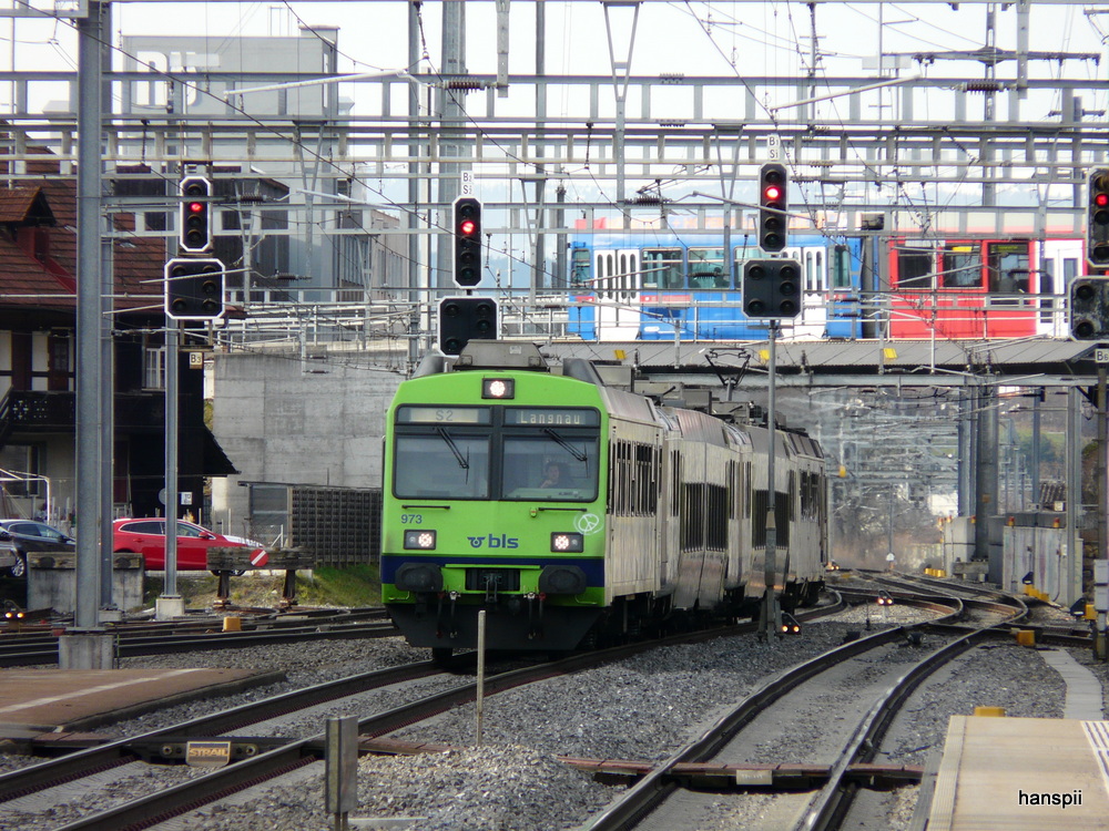 bls - Regio nach Langnau bei der einfahrt im Bahnhof Gmligen mit dem Steuerwagen ABt 50 85 80-35 973 an der Front und auf der Brcke das RBS Tram Be 4/10  87 unterwegs nach Bern Fischermtteli am 31.12.2012