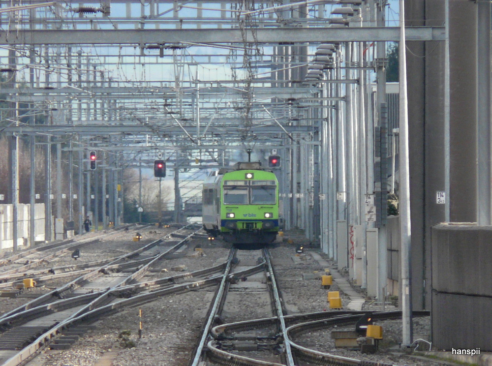 bls - Regio nach Laupen kurz vor dem Bahnhof Gmligen mit dem Triebwagen RBDe 4/4 565 728-3 an der Front am 31.12.2012