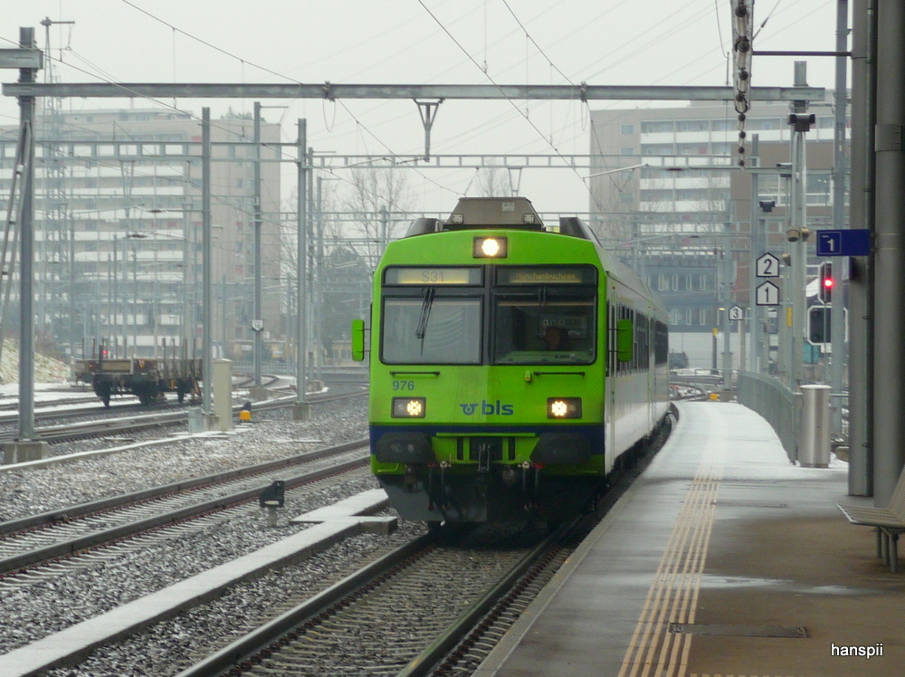 bls - Regio nach Mnchenbuchsee mit dem Steuerwagen ABt 50 85 80-35 796-0 an der Spitze bei der einfahrt im Bahnhof Zollikofen am 20.12.2012