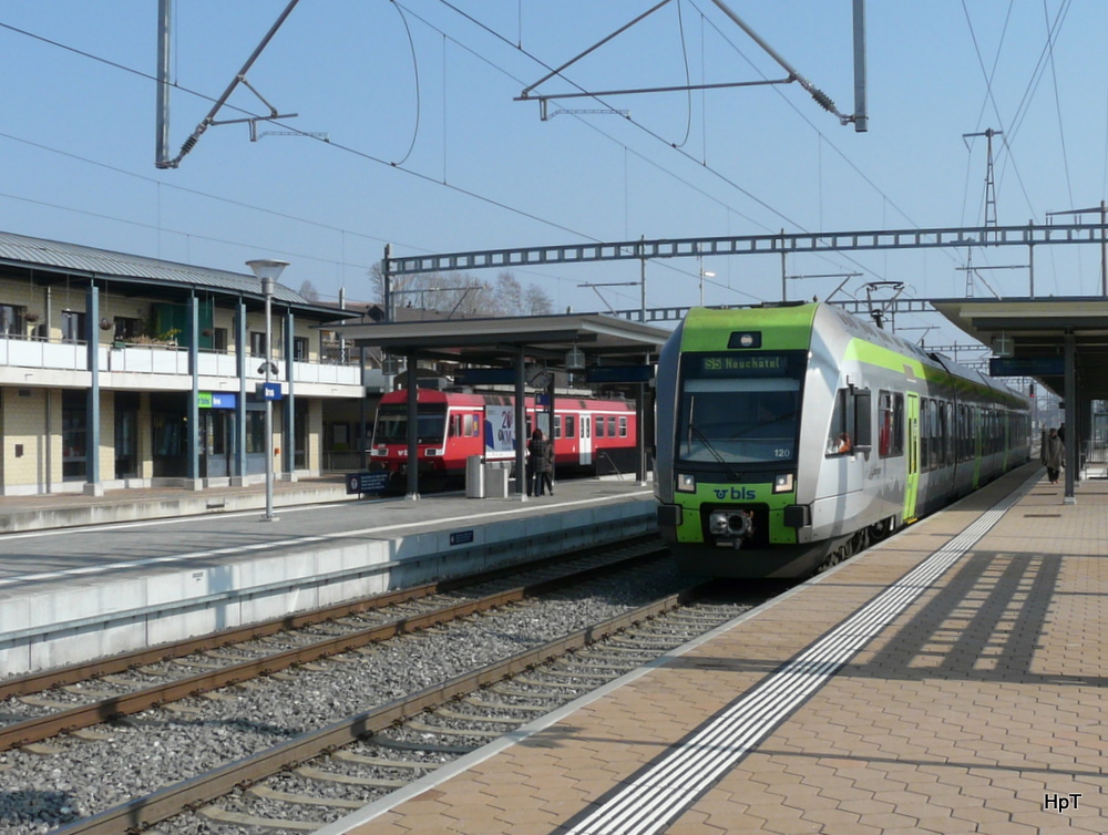 bls - Regio nach Neuchatel mit dem Triebzug RABe 535 120-0 im Bahnhof Ins am 06.03.2011

