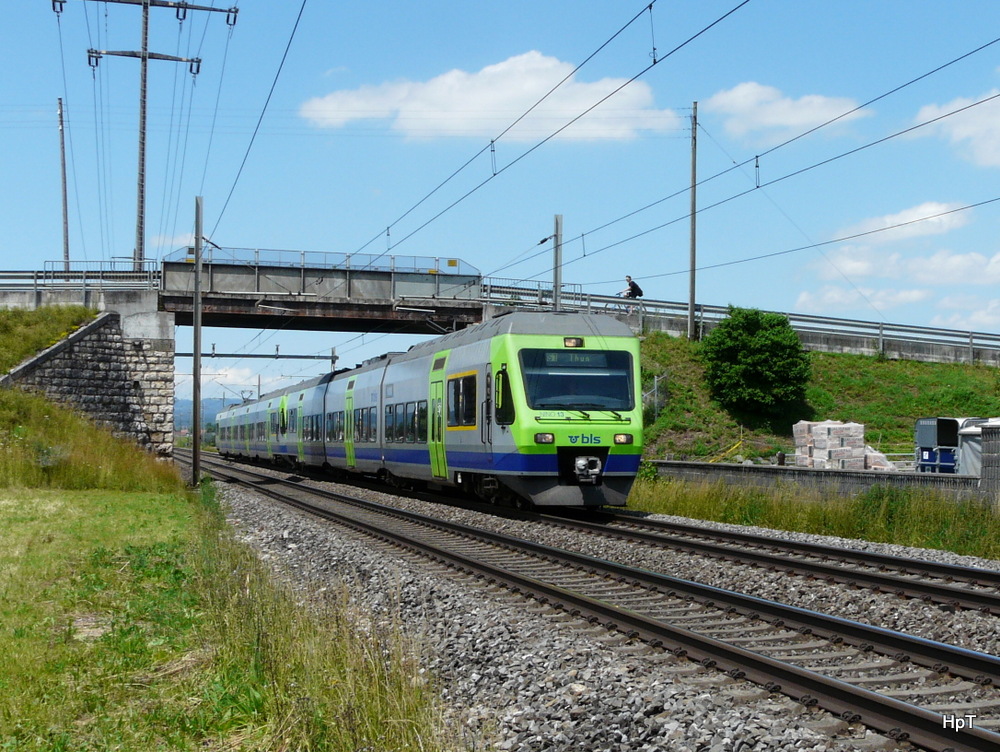 bls - Regio nach Thun mit den RABe 525 013-9 + RABe 525 ... unterwegs bei Kiesen am 22.06.2012