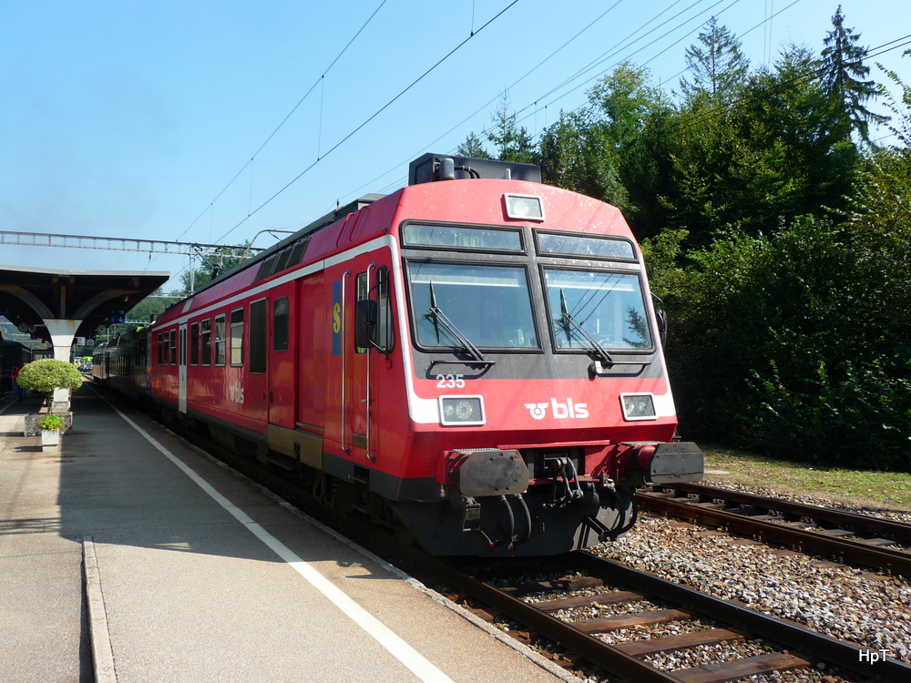 bls - Regio nach Thun mit dem Triebwagen RBDe 4/4 566 235-8 an der Spitze im Bahnhof Ramsei am 07.09.2012