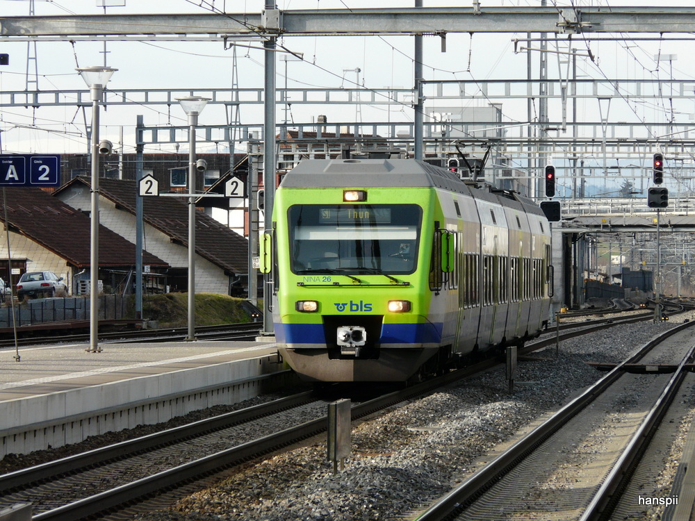 bls - Regio nach Thun mit dem Triebwagen RABe 525 026-1 bei der einfahrt im Bahnhof Gmligen am 31.12.2012