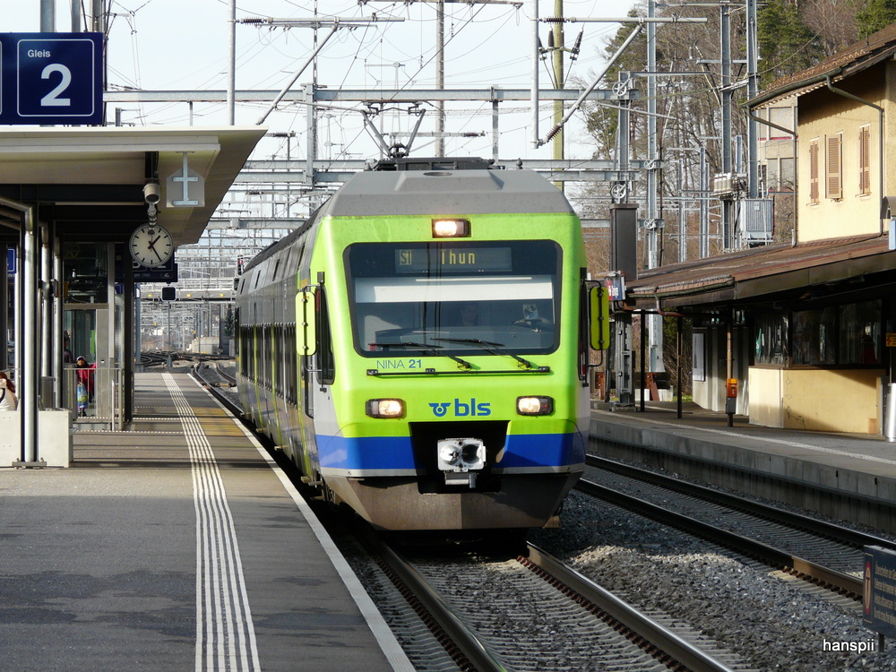 bls - Regio nach Thun mit dem Triebwagen RABe 525 021-2 im Bahnhof Gmligen am 31.12.2012