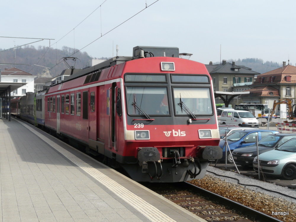 BLS - Regio nach Thun mit dem Triebwagen RBDe 4/4 566 239-0 im Bahnhof Burgdorf am 02.04.2013