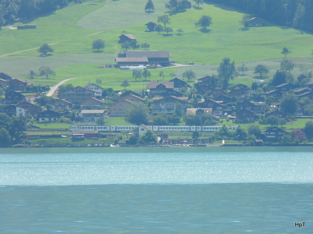 bls - Regionalzug unterwegs am Thunersee mit dem Triebwagen RBDe 4/4 565 735-8 bei Leisigen am 07.08.2010