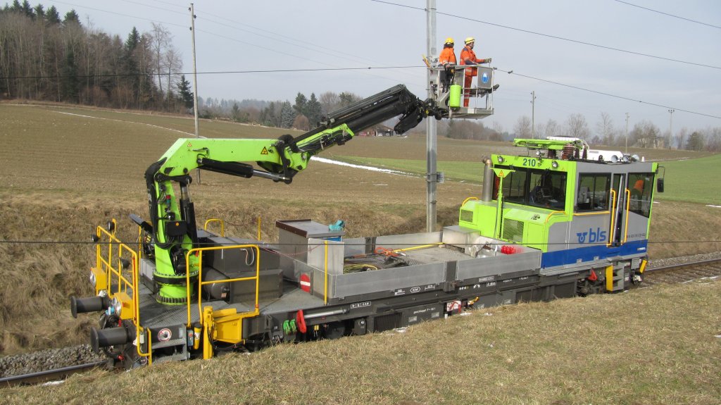 BLS Robel 210 bei Lanzenhusern im Einsatz whrend einer Fahrleitungsstrung, 02.02.2011.