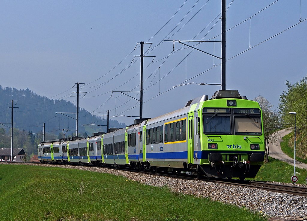 BLS: S 2 mit zwei  Jumbos  bei Langnau i.E. unterwegs in Richtung Bern-Laupen am 1. Mai 2013.
Foto: Walter Ruetsch