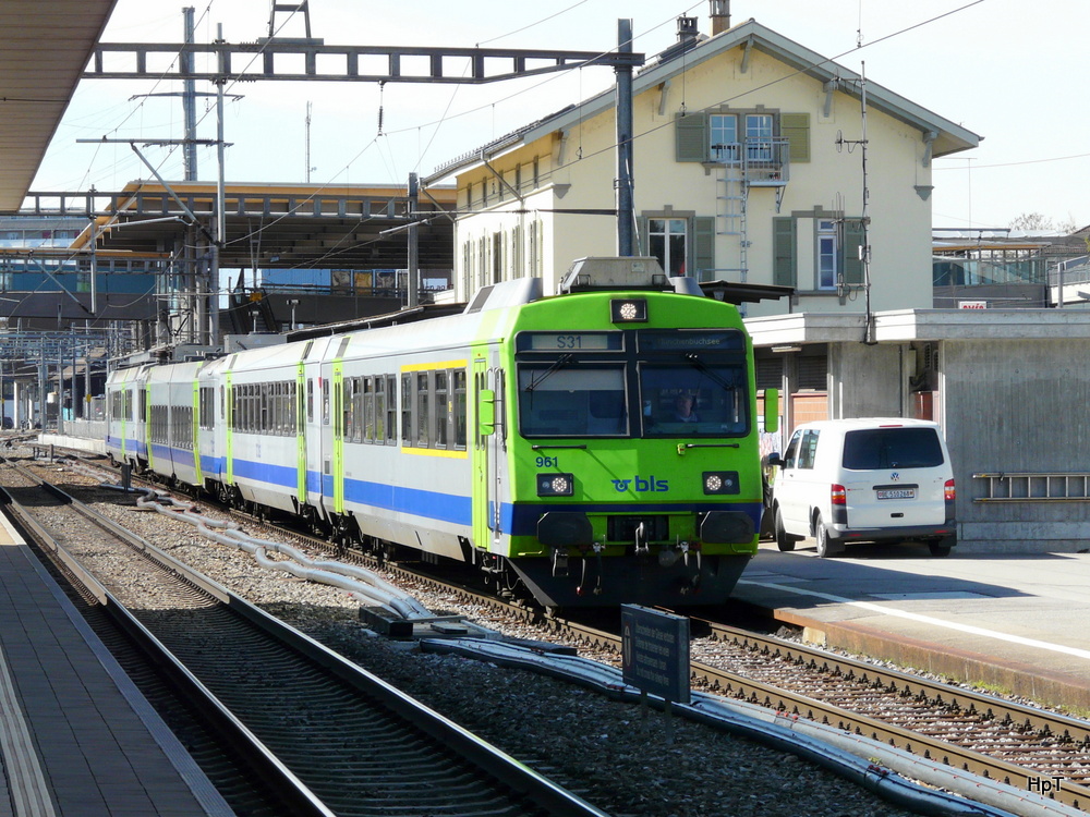 bls - S31 Regio nach M�nchenbuchsee im Bahnhof Zollikofen am 26.04.2012
