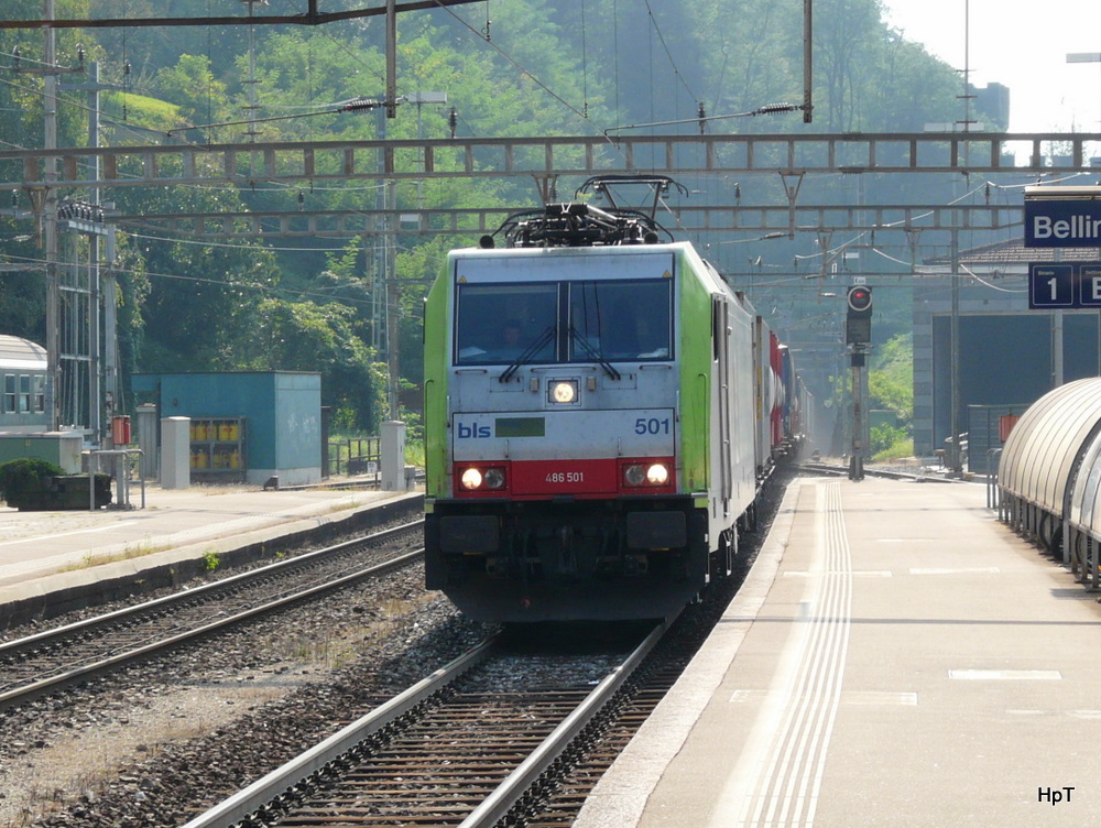 bls - Schnappschuss von der 486 501 mit Gterzug bei der durchfahrt im Bahnhof Bellinzona am 30.09.2011