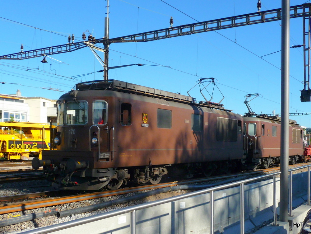 bls - Schnappschuss von den Loks  Re 4/4 170 und  Re 4/4 190 mit Gterzug bei der Durchfahrt im Bahnhof Lyss am 09.09.2011