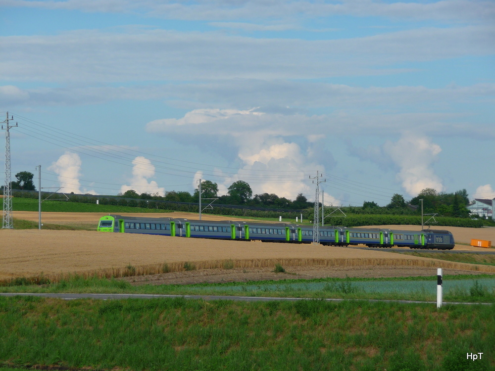 bls - Schnellzug von Bern nach Neuchatel unterwegs bei Ins am 30.07.2010