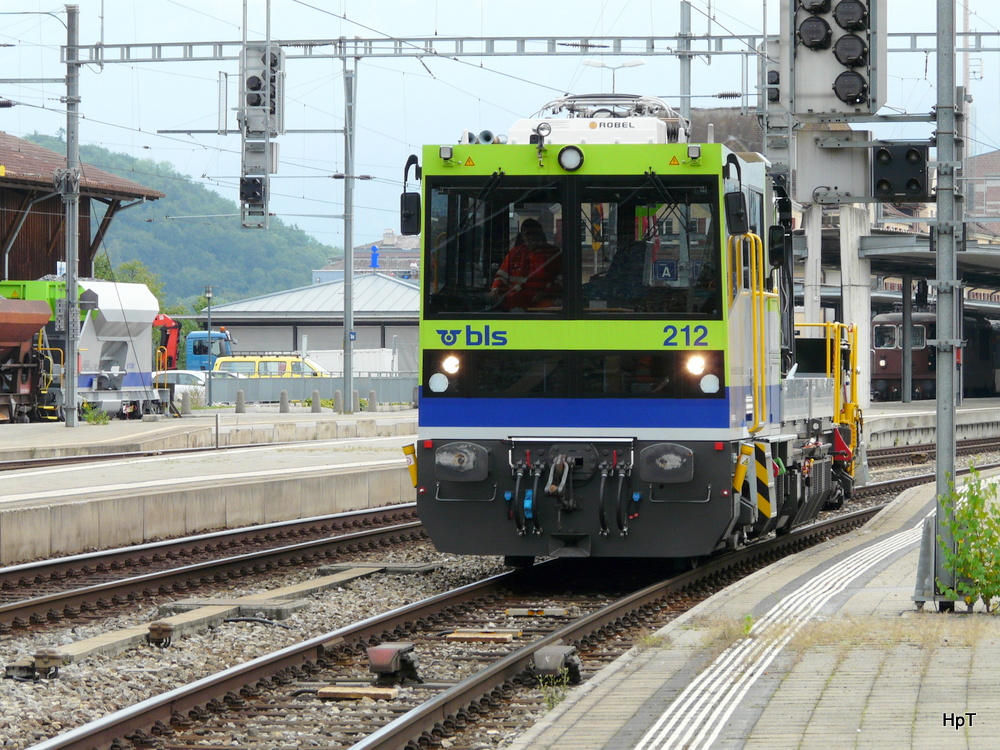 bls - Tm 2.2 235 212-8 bei Rangierfahrt im Bahnhof Spiez am 03.09.2012
