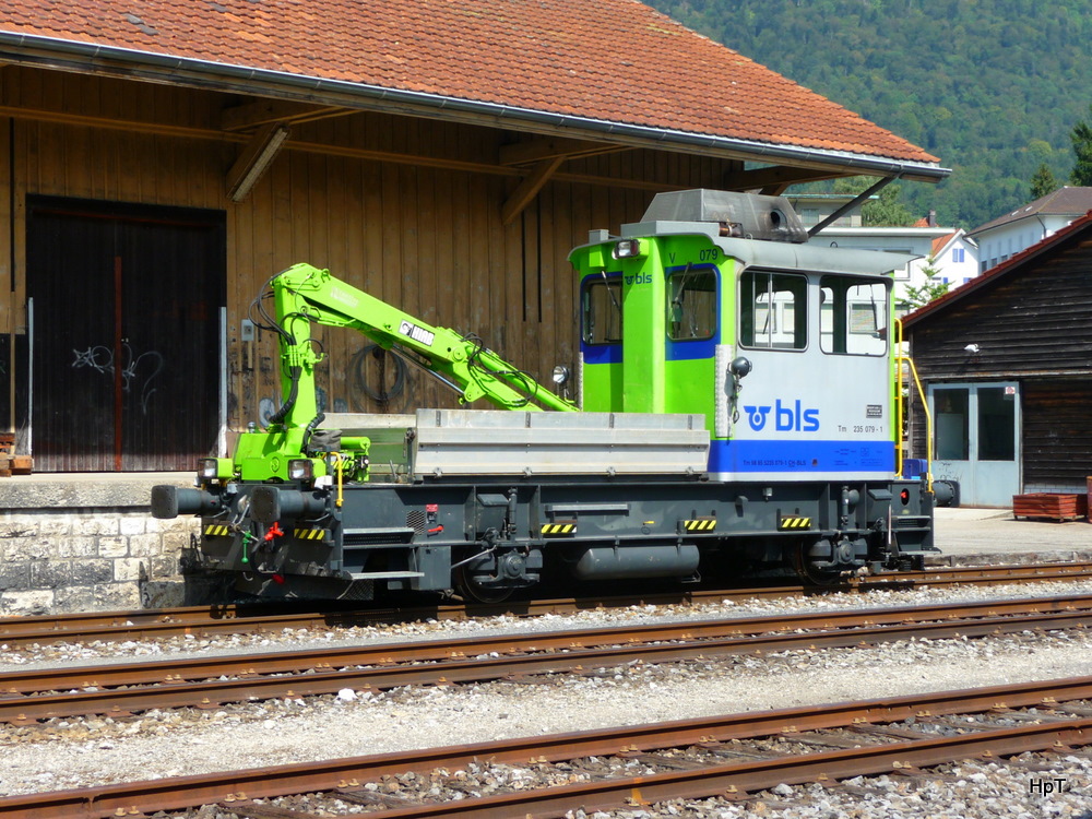 bls - Tm 2/2  235079-1 im Bahnhofsareal in Grenchen Nord am 21.08.2011