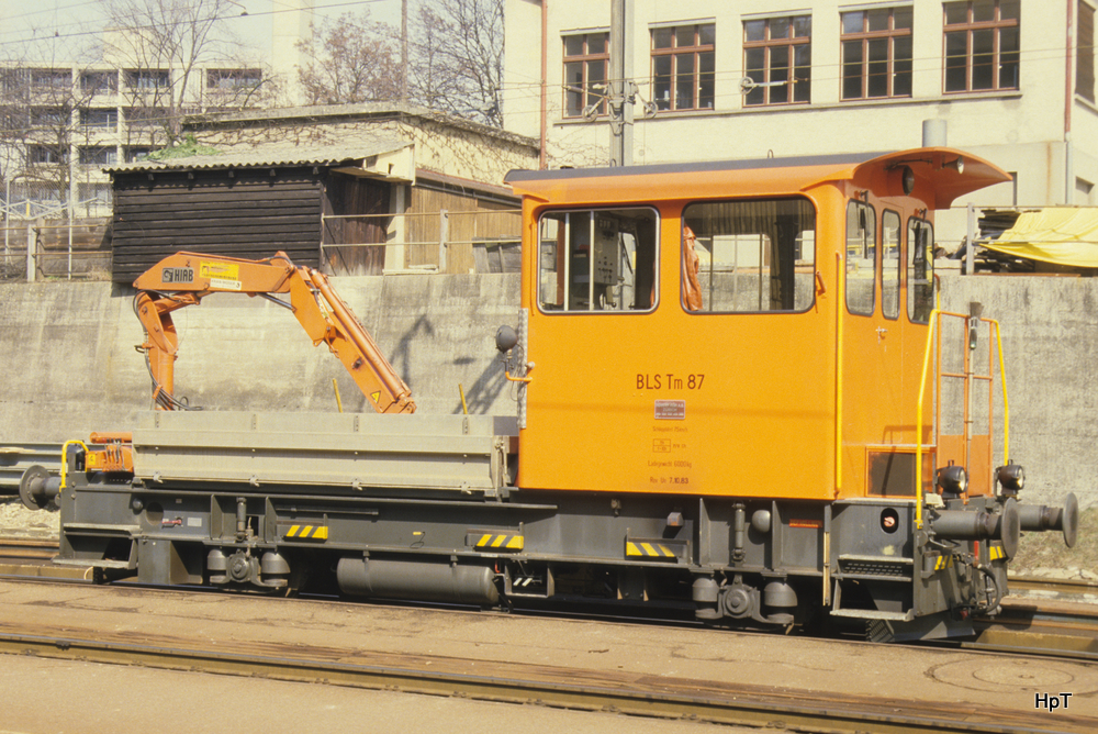 BLS - Tm 2/2 87 im Bahnhopf Bern Fischermtteli im Mai 1985