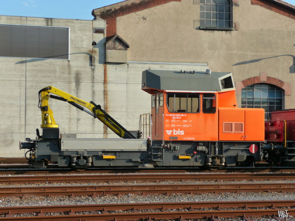 BLS - Tm 2/2 98 85 523 6 381-0 im SBB Industriewerk in Biel am 14.08.2011