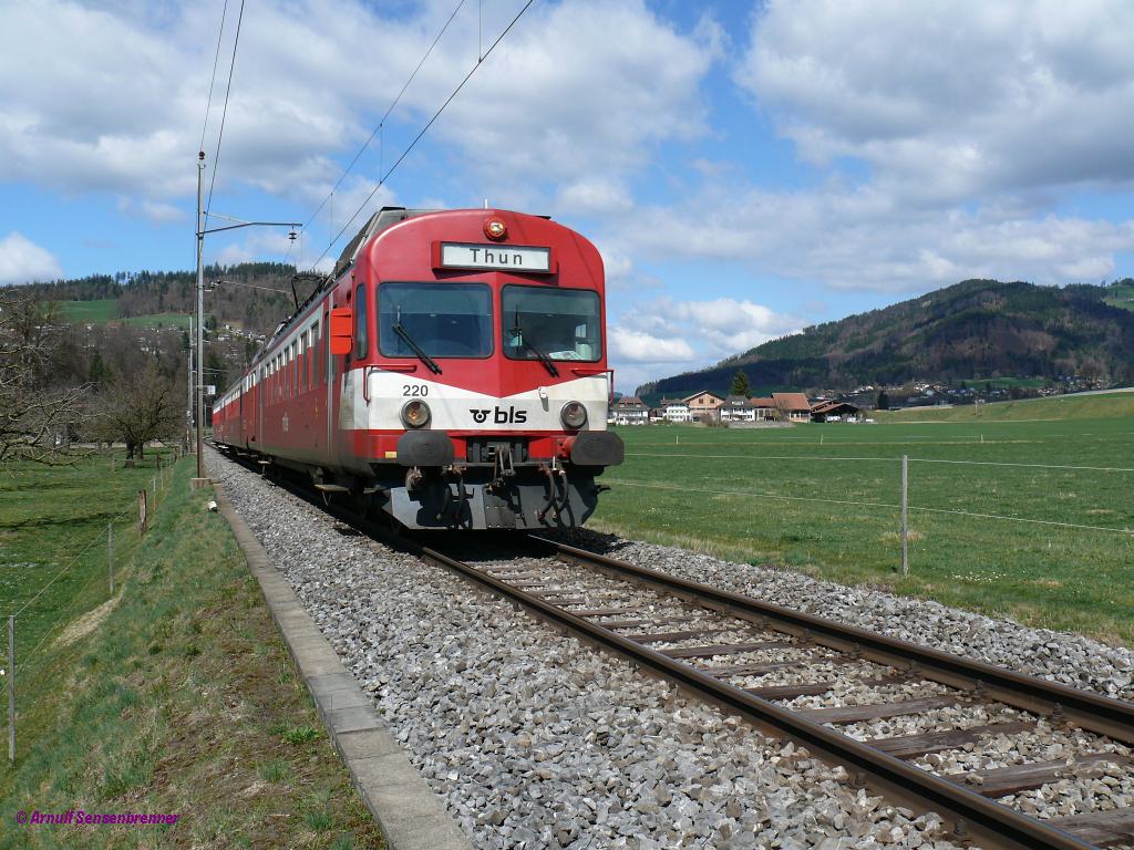 BLS Triebwagen-220 (RBDe 566 220) unterwegs als Regionalzug Konolfingen-Thun.

2012-03-30 Herbligen