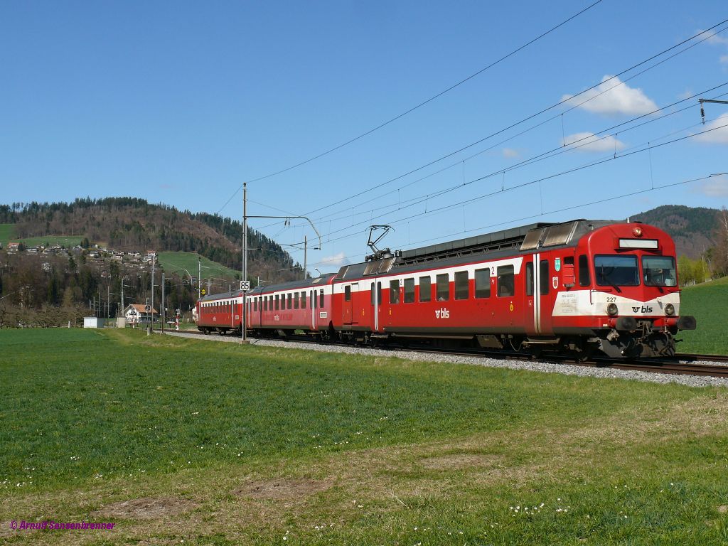 BLS Triebwagen-227(RBDe 566 227) unterwegs als Regionalzug Konolfingen-Thun. 


2012-03-30 Herbligen