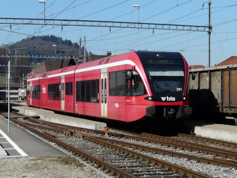 bls - Triebwagen RABe 2/8  526 281 im Bahnhof Menznau am 02.03.2012