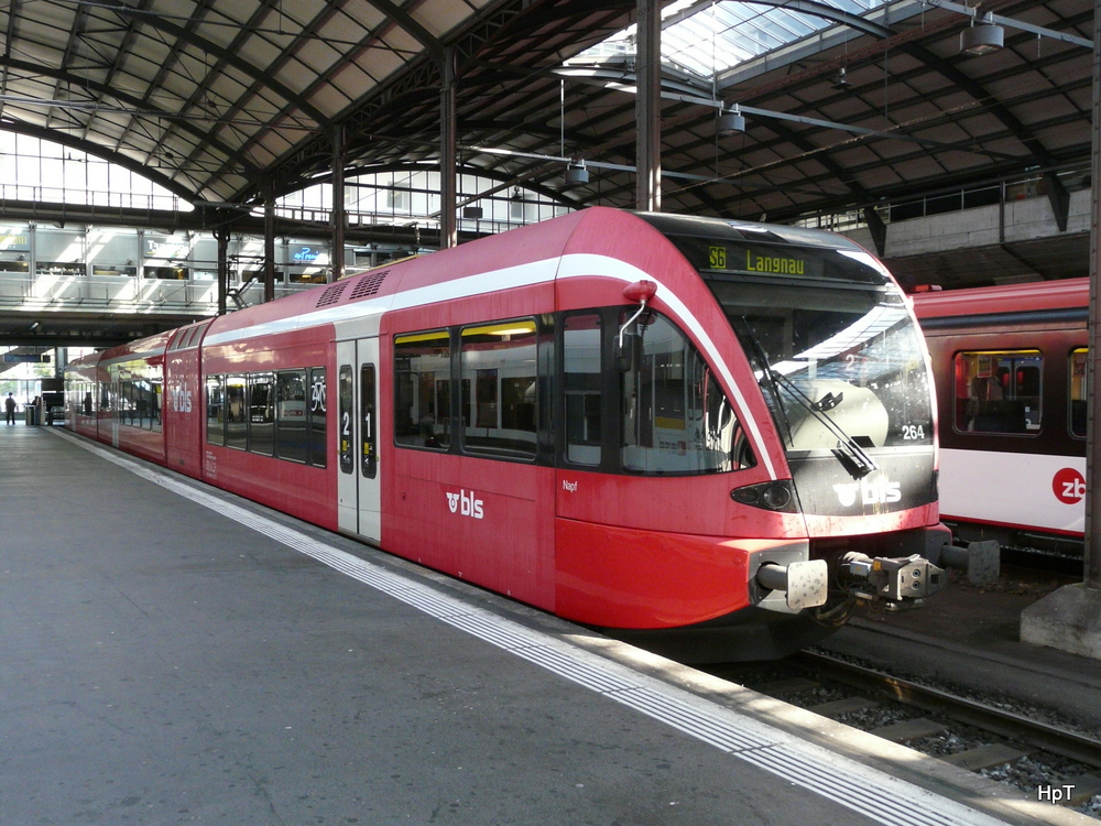 bls - Triebwagen RABe 2/8 526 264-4 im Bahnhof Luzern am 10.09.2012