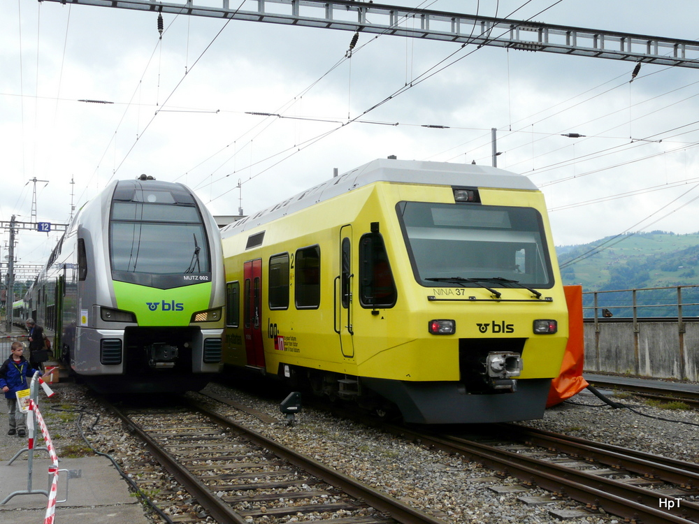bls - Triebwagen RABe 515 002 und Triebwagen RABe 525 002 im Werkstttearel in Spiez anlsslich eines Tag der offen Tr der Werksttte am 25.05.2013