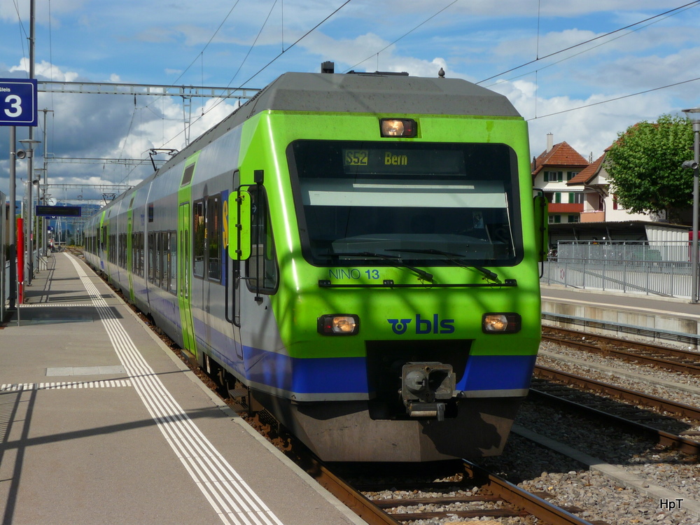 bls - Triebwagen RABe 525 013-9 in Kerzers am 15.08.2011