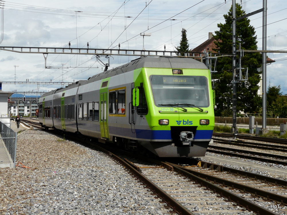 bls - Triebwagen RABe 525 007-1 in Aarberg am 09.08.2011  ... Stadpunkt des Fotografen -  auserhalb des Geleisfeldes ...