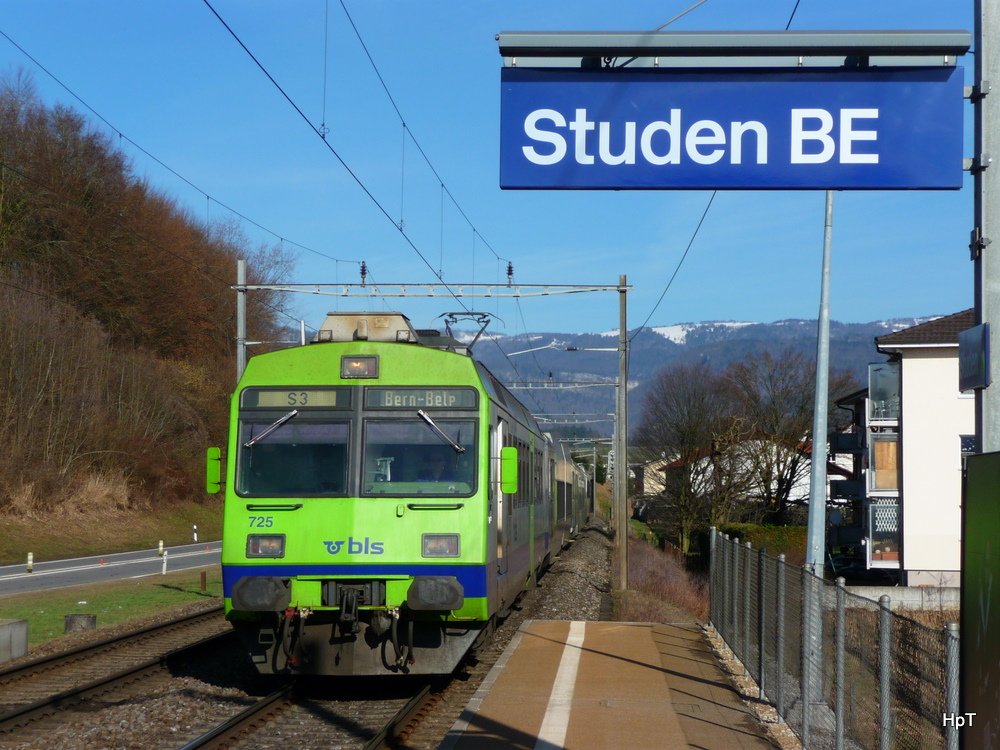 bls - Triebwagen RBDe 4/4 565 725 unterwegs als Regio von Biel nach Bern - Belp in Studen am 27.02.2010