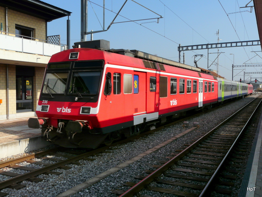 bls - Triebwagen RBDe 4/4 566 236-6 im Bahnhof Ins am 06.03.2011