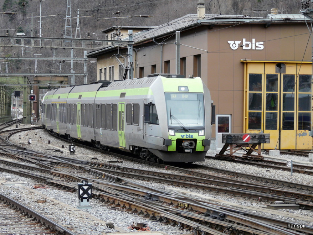 bls - Triebzge  Ltschberger  RABe 535 115 und RABe 535 114 bei der einfahrt im Bahnhof Brig am 24.03.2013