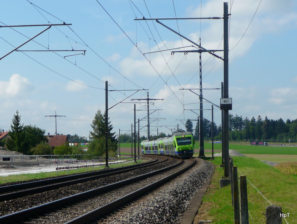 bls - Triebzge RABe 525 010-5 und  525 ... unterwegs bei Hindelbank am 15.09.2011 .. Standpunkt des Fotografen auserhalb des Zauns ....