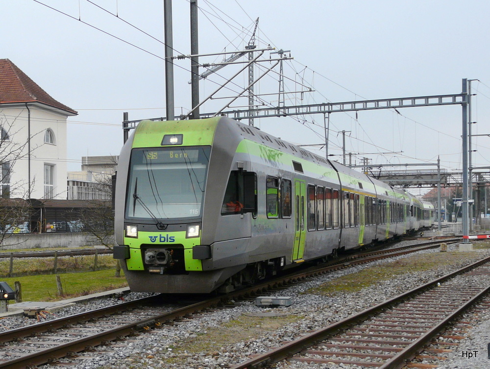 bls - Triebzug Ltschberger  RABe 535 115 unterwegs nach Bern im Bahnhofsareal von Kerzers am 29.01.2011 .. Standpunkt des Fotografen auserhalb der Geleise