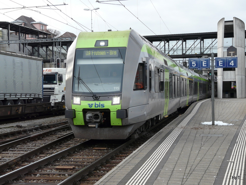 bls - Triebzug Ltschberger RABe 535 115 + RABe 535 112 bei der ausfahrt aus dem Bahnhof von Spiez als RE nach Brig am 25.02.2011

