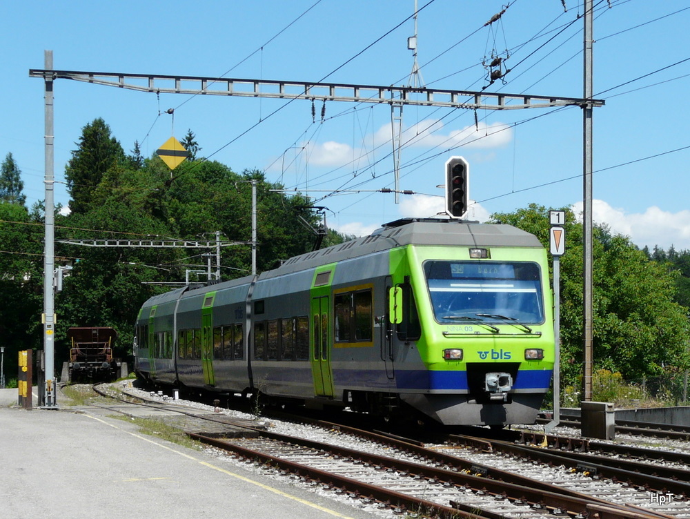 bls - Triebzug RABe 525 003-0 unterwegs nach Bern bei der einfahrt in den Bahnhof Gmmenen am 18.07.2010