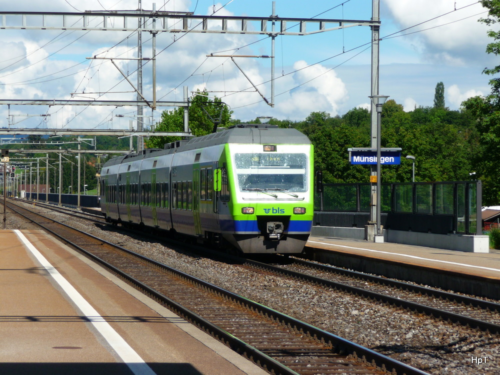 bls - Triebzug RABe 525 017-0 unterwegs als Regio bei der einfahrt im Bahnhof Mnsigen am 10.09.2010