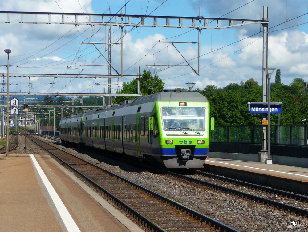 bls - Triebzug RABe 525 025-3 und RABe 525 unterwegs als Regio bei der einfahrt im Bahnhof Mnsigen am 10.09.2010