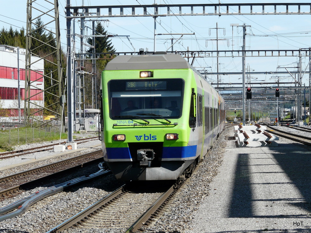 bls - Triebzug RABe 525 004-8 unterwegs auf der S3 nach Belp bei der einfahrt in den Bahnhof Zpllikofen am 26.04.2012