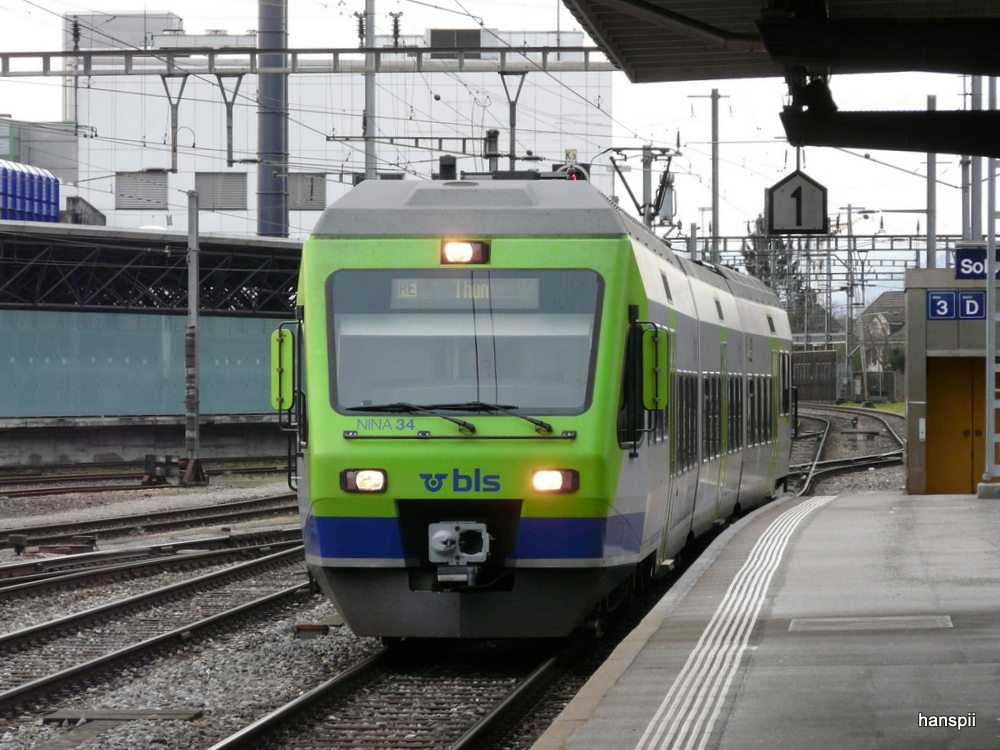 bls - Triebzug RABe 525 034 bei der einfahrt in den Bahnhof Solothurn am 23.12.2012