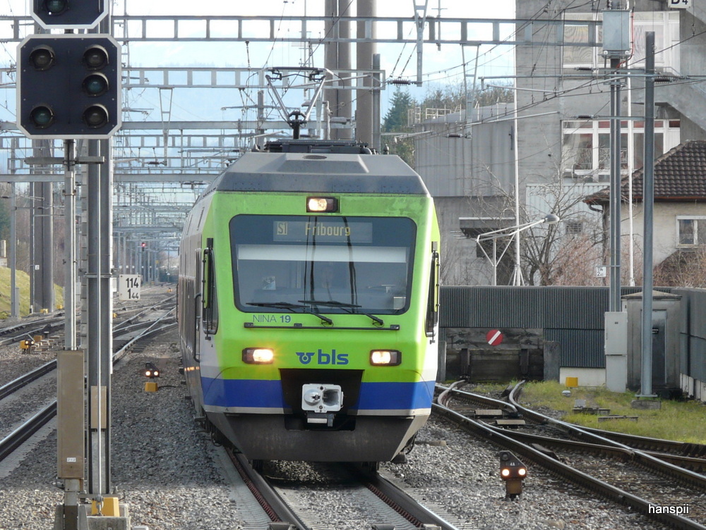 bls - Triebzug RABe 525 019-6 bei der einfahrt in den Bahnhof Gmligen am 31.12.2012