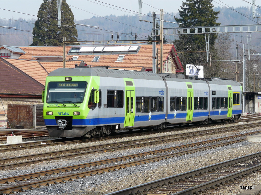 bls - Triebzug RABe 525 013-9 im Bahnhof Burgdorf am 02.04.2013