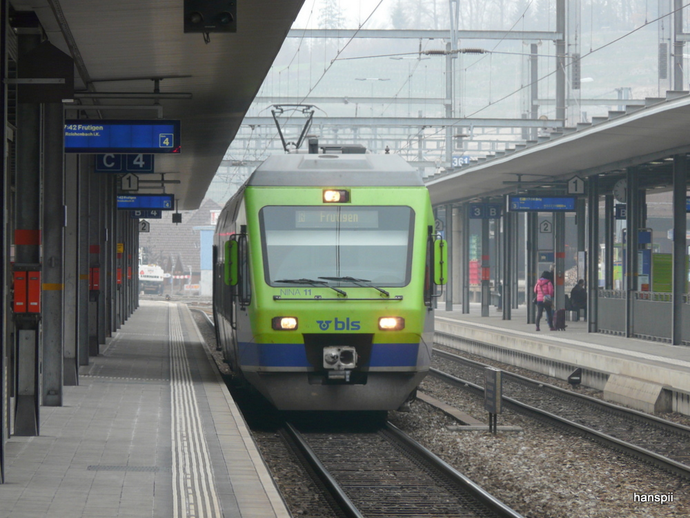bls - Triebzug RABe 525 011 als Regio nach Frutigen im Bahnhof Spiez am 06.04.2013