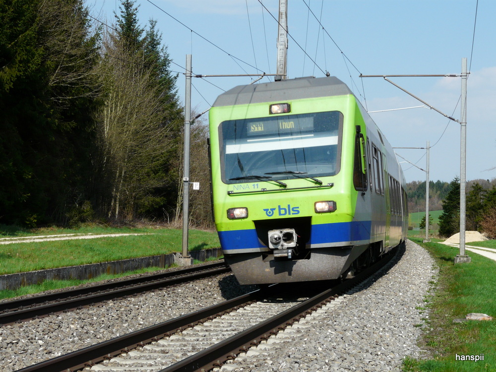 bls - Triebzug RABe 525 011-3 unterwegs auf der Linie S44 nach Thun bei Lyssach am 18.04.2013