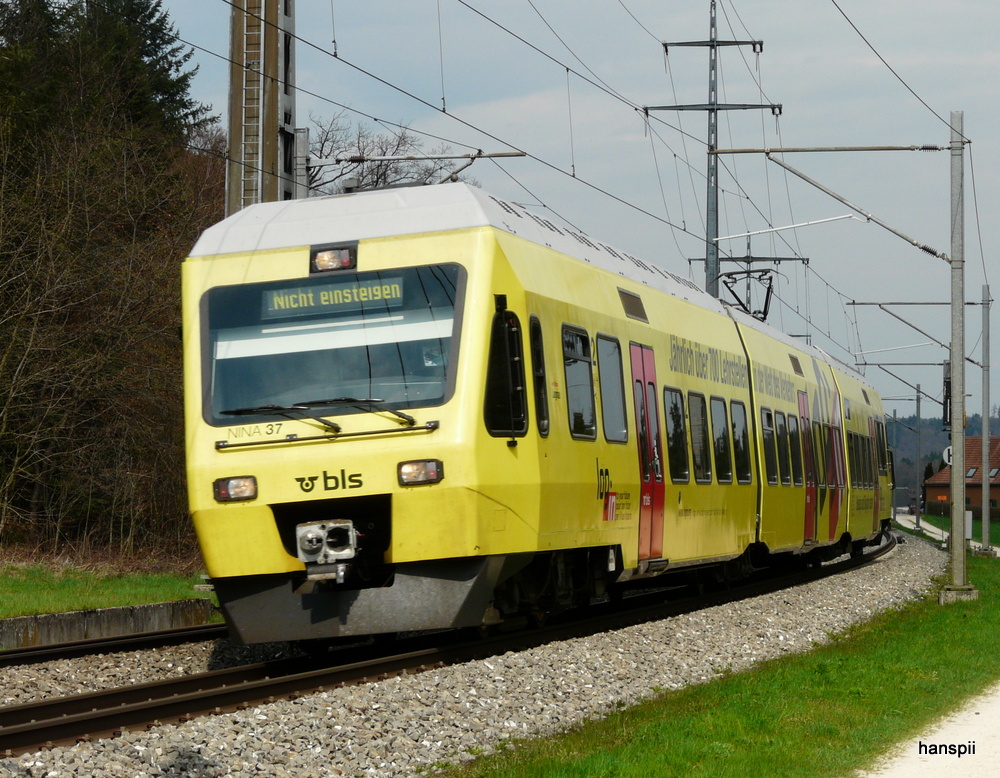 bls - Triebzug RABe 525 037-8 auf Dienstfahrt bei Lyssach am 18.04.2013