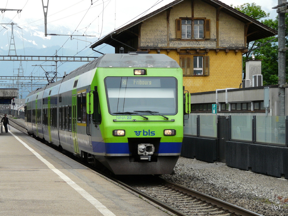 BLS - Triebzug RABe 525 022 in Uttigen am 25.06.2013