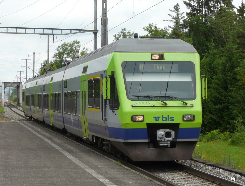BLS - Triebzug RABe 525 016-2 als Regio nach Thun in Uttigen am 25.06.2013